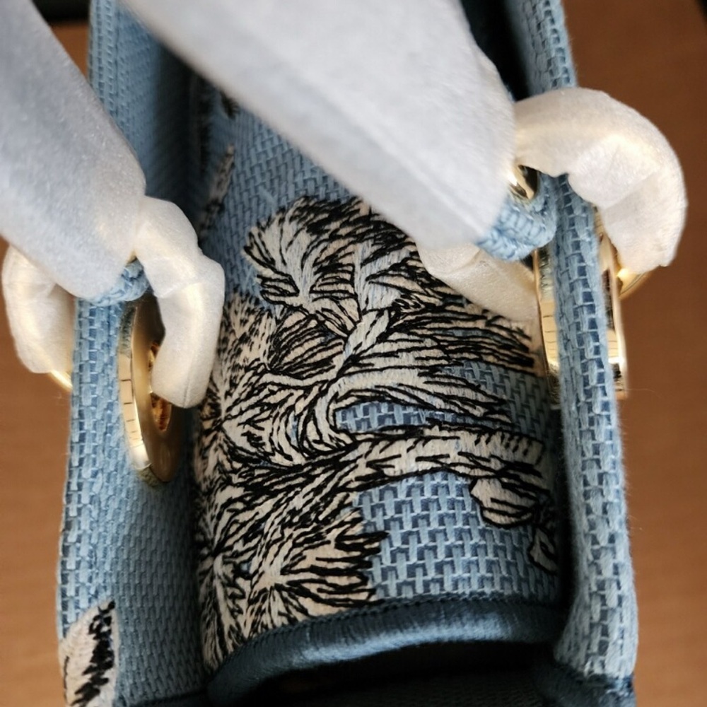 Fancy handbag. Blue and Cream Tote Bag in the style of Lady D Dior. New, Medium. - Picture 2 of 2
